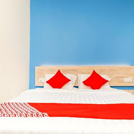 OYO 778 Bmw 2 Hotel Muar Buitenkant foto