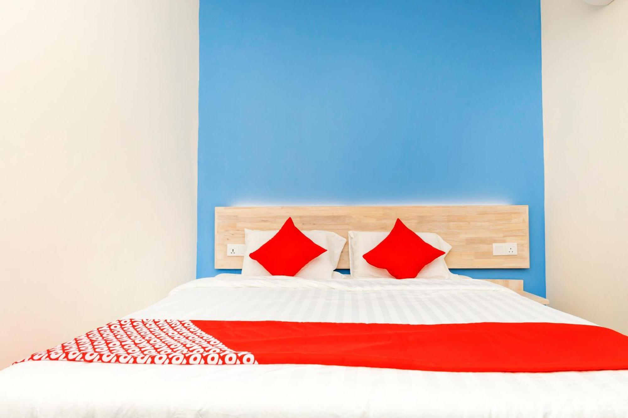 OYO 778 Bmw 2 Hotel Muar Buitenkant foto
